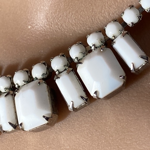 WEISS - vintage 50’s signed necklace w white milk glass rhinestones & hook clasp - Picture 12 of 16